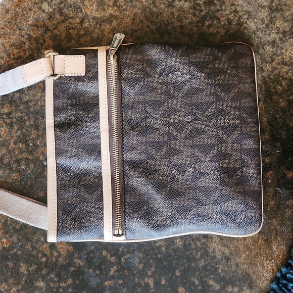 MICHAEL KORS Monogram Messenger Bag - Picture 1 of 16